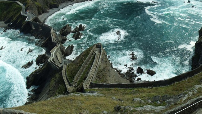 San Juan de Gaztelugatxe (Bermeo, Tây Ban Nha): Bắc từ đảo Gaztelugatxe (Lâu đài Đá) tới vùng đất liền Tây Ban Nha,  cây cầu hùng tráng trên Vịnh Biscay từng được chọn làm bối cảnh quay đảo Đá Rồng trong phần 7 của loạt phim Trò chơi Vương quyền (Game of Thrones).