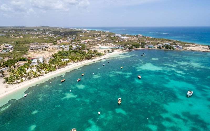 Anguilla: Anguilla có 33 bãi cát nguyên sơ cùng một số hải sản ngon nhất  vùng Caribbe. Ngoài lặn biển hay tắm nắng, du khách còn có thể bơi cùng cá heo hay du ngoạn trên thuyền buồm đáy kính. Ảnh: Getty/Thierrydehove.