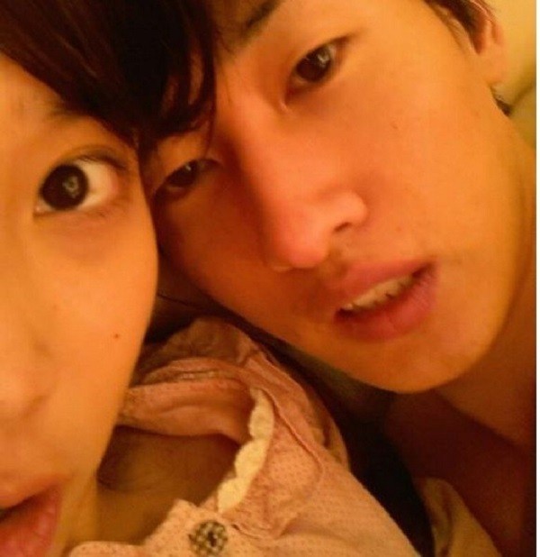 1. IU – Eunhyuk Tháng 11/2012, bức hình của Eunhyuk đang trong trạng thái phần trên trần trụi, nằm cùng với IU đã dấy lên tin đồn tình cảm giữa cặp đôi  sao thần tượng Hàn này. Nữ ca sĩ sau đó thừa nhận rằng mình chỉ lỡ tay đăng tải bức hình trên trang cá nhân, còn cả IU và Eunhyuk đều chưa từng công khai hay phủ nhận mối quan hệ cụ thể giữa họ sau đó.