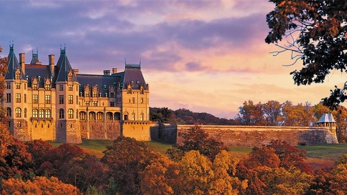 Thành phố Biltmore Estate Biltmore Estate là một thành phố quyến rũ nằm dưới dãy núi Blue Ridge của North Carolina. Thành phố Biltmore Estate càng trở nên sống động và rực rỡ khi mùa thu về, những khu rừng đang bắt đầu thay lá. Bạn và bạn đời hãy đến lâu đài Renaissance nguy nga, tráng lệ với 250 phòng để tổ chức một  đám cưới trong mơ của mình.