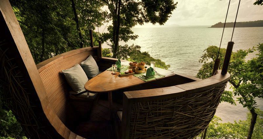 Soneva Kiri là  nhà hàng đặc biệt của khách sạn 6 sao Six Senses tọa lạc tại Koh Kood, cách thủ đô Bangkok của Thái Lan 380km về phía Đông Nam. Được làm trên chất liệu chính là gỗ và trang trí xung quanh bằng những nẹp tre nhỏ, nhà hàng hình tam giác này được buộc vào một cây cổ thụ bởi những dây sắc lớn.