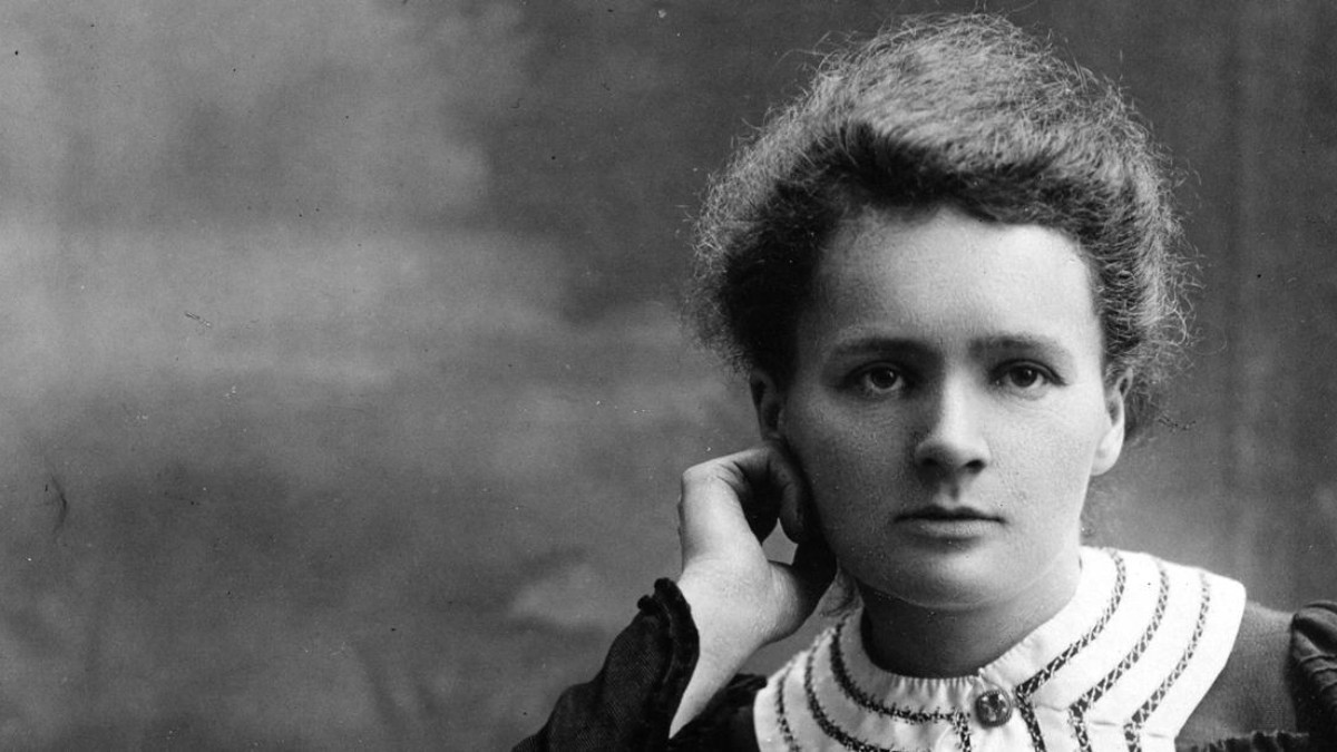 Marie Curie: Người phụ nữ đầu tiên và duy nhất trên thế giới 2 lần nhận  giải thưởng Nobel trong hai lĩnh vực khác nhau chính là Marie Curie. Năm 1903, vợ chồng Pierre và Marie Curie chia sẻ giải Nobel Vật lý với nhà vật lý người Pháp Henri Becquerel. Ông Becquerel được trao giải vì phát hiện hiện tượng phóng xạ tự nhiên, trong khi vợ chồng nhà Curie được ghi nhận vì nghiên cứu về hiện tượng phóng xạ do Becquerel phát hiện. Năm 1911, Marie Curie đạt giải Nobel Hóa học với thành tựu khám phá ra 2 nguyên tố radium và polonium.