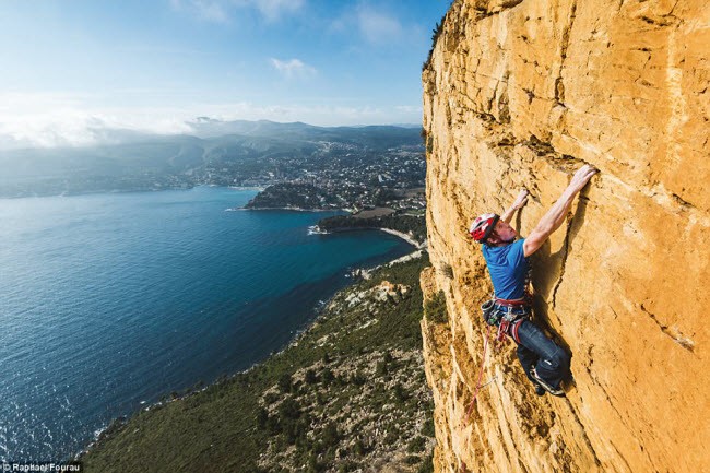 Les Calanques, Marseille, Pháp: Khu vực này nổi tiếng với những vách đá nguy hiểm như La Grotte de l'hermite và l'Ours. Các tuyến leo núi ở đây phần lớn được xây dựng thủ công những du khách đam mê mạo hiểm.