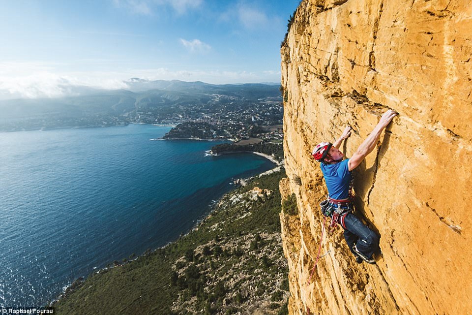 Les Calanques, Marseille, Pháp: James Pearson và Caroline Ciavaldini là đại sứ thương hiệu của The North Face. Họ đã dành hơn một thập kỷ để chinh phục các vách đá trên khắp thế giới. Trong cuốn sách mới phát hành của mình, họ chia sẻ rằng Les Calanques là địa  điểm leo núi thú vị vì có những vách đá dựng đứng của La Grotte de l'hermite và l'Ours. Trên các vách đá có những móc vịn bằng sắt tạo thành những con đường leo núi đặc biệt và là thách thức phổ biến trong những năm 1990.