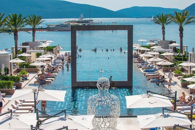 1. Yacht Club Pool, Montenegro Tại Yacht Club Pool ở thành phố Porto, du khách không chỉ có cơ hội bơi quanh  bể bơi với thiết kế tuyệt đẹp mà còn có thể ngắm toàn cảnh vịnh Kotor, thông ra biển Adriatic và chia tách Montenegro với Italia.