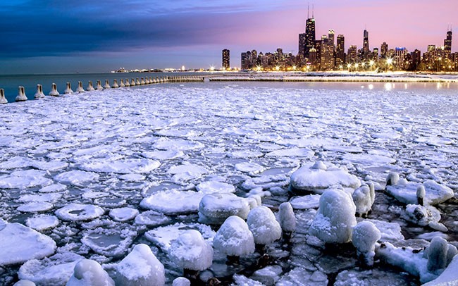 Chicago, Hoa Kỳ: Chicago được biết đến nhiều nhất là thành phố của mùa đông, và nó trở nên đẹp nhất khi chuyển thành Thành phố tuyết. Hãy đến Chicago vào tháng Giêng hoặc tháng Hai để chứng kiến khi Chicago lạnh nhất, lúc này nhiệt độ có thể xuống thấp đến mức một phần của dòng sông Michigan phủ trắng tuyết, một cảnh tượng đẹp mê ly.