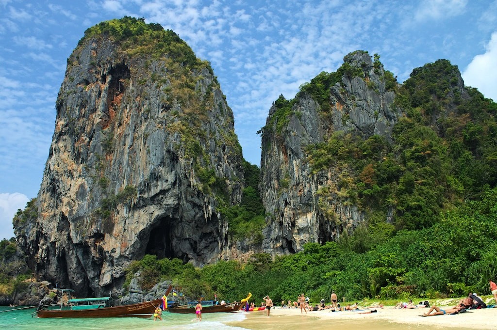 Krabi, Thái Lan: Thái Lan nổi tiếng với những bãi biển hoang sơ, nước biển xanh biếc, các vách đá hùng vĩ và nhiều hòn đảo đẹp cách bờ biển chỉ 1 km. Nếu muốn tận hưởng những điều này và tránh xa sự đông đúc, du khách có thể chọn Krabi ở miền Nam Thái Lan. Khi đến  địa điểm du lịch này, bạn được khám phá rừng nhiệt đới, đền thờ trong hang động. Ngoài ra, Krabi còn có nhiều tour khám phá các đảo, trong đó tour đi tham quan đảo Phi Phi được nhiều du khách lựa chọn.