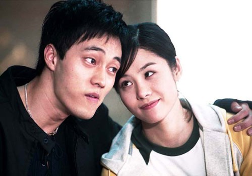 Được yêu thích từ bộ phim “Giày thủy tinh” phát sóng năm 2002,  So Ji Sub trở nên nổi tiếng và chiếm lấy trái tim vô số chị em phụ nữ. Mặc dù không phải vai nam chính, nhân vật Park Chul Woong của anh lại gây được ấn tượng mạnh, thậm chí nhận được nhiều sự yêu mến hơn cả dàn diễn viên chính. Đây cũng chính là bước ngoặt trong sự nghiệp của anh. Sau “Giày thủy tinh”, So Ji Sub tiếp tục tham gia vào nhiều bộ phim và đều đạt được thành công vang dội như “I’m sorry, I love you”, dự án điện ảnh “Always”, gần đây là bộ phim truyền hình ăn khách “Master Sun” và bom tấn xứ Hàn “Đảo địa ngục”.