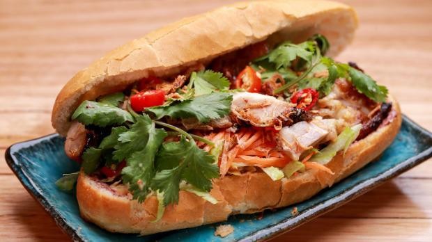 Bánh mì Việt Nam  Bánh mì Việt Nam được biến tấu từ bánh mỳ Baguette do người Pháp đem vào Việt Nam những năm đầu thế kỷ 20. Qua nhiều biến thiên của lịch sử, bánh mỳ đã trở thành sản phẩm "thuần Việt" và được công nhận như một danh từ riêng không thể thay thế bằng ngôn ngữ khác - giống như Phở. Bánh mì VN từng lọt top các món ăn phải thử trong đời hay 10 món ăn đường phố ngon nhất, mới đây, trang Traveller đã bình chọn bánh mì Việt Nam thuộc một trong 10 món sandwich ngon nhất trên Thế giới. Trang này cho rằng, bánh mì ở Hội An ngon không có gì để so sánh. Vỏ bánh ở đây giòn ngoài, mềm thơm bên trong. Nhân nhồi bên trong gồm đu đủ muối chua, các loại rau thơm cùng thịt heo nướng cắt lát và nước sốt ớt được chế theo công thức bí mật.