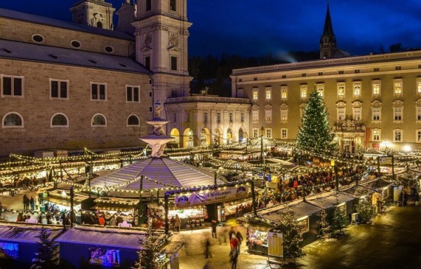 Salzburg, Áo: Christkindlmarkt của Salzburg là một trong những  chợ Giáng sinh lâu đời nhất của châu Âu. Khu chợ này chỉ có chưa đến 100 quầy hàng nằm cạnh nhau tại trung tâm thành phố Salzburg. Các quầy hàng ở đây bày bán các đồ trang trí, đồ dùng thủ công bằng thiếc, dép lông và áo choàng hay những chiếc bánh Lebkuchen truyền thống, hạt dẻ nướng, hạnh nhân, xúc xích cùng những ly vang ấm ngọt ngào. Ảnh: Salzburg.