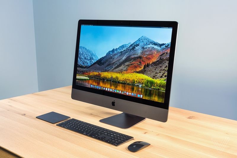  iMac Pro bắt đầu bán ra từ ngày 14/12. Nếu là tín đồ của Apple, chắc hẳn bạn từng nghe thông tin về sản phẩm này. Tuy nhiên, nghe về nó khác hoàn toàn với việc có thể sở hữu nó. iMac Pro có giá bán từ 5.000 USD, có thể lên đến 13.350 USD cho bản cao nhất.