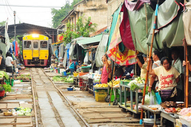 Đường ray tàu hỏa Maeklong, Thái Lan: Đường ray trông giống như một khu chợ đông đúc ở châu Á, nhưng khung cảnh thay đổi khi bạn thấy đoàn tàu di chuyển qua khu chợ vài lần mỗi ngày. Mỗi khi tàu di chuyển qua, nó tạo nên một khung cảnh hỗn loạn khi tất cả các cửa hàng được dọn khỏi đường ray. Mọi thứ sẽ trở lại như cũ ngay sau khi đoàn tàu đi qua. Đây là một trong những đoàn tàu chậm nhất ở Thái Lan, với vận tốc 30 km/giờ.