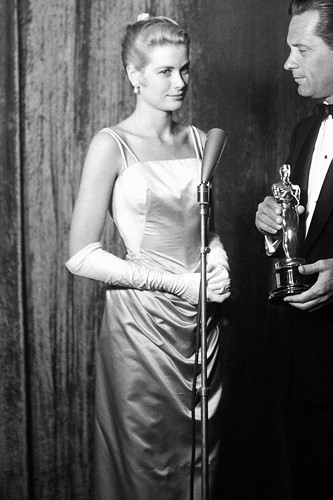 Chiếc váy trị giá 4,000 USD được Grace Kelly mặc trong lễ trao giải Oscar năm 1955 khi đó cô giành giải nữ diễn viên xuất sắc nhất trong bộ phim "The Country Girl".