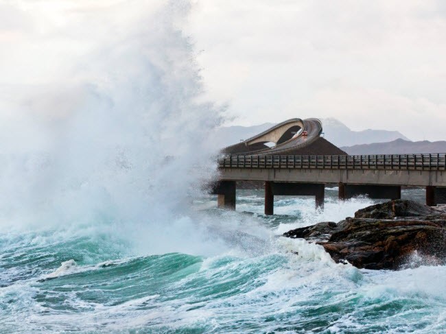 Đường Atlantic, Na Uy:  Cung đường này có 7 cây cầu với tầm nhìn ngoạn mục ra biển Đại Tây Dương. Nếu lái xe trong điều kiện thời tiết đẹp, bạn thậm chí có thể được ngắm cá voi và hải cẩu.