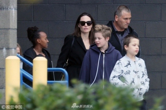 Mới đây, phóng viên bắt gặp  Angelina Jolie cùng Zahara, Shiloh, Vivienne và Knox xuất hiện trên đường phố Los Angeles. Diện set đồ đen từ đầu đến chân, bà mẹ 6 con còn mang theo túi xách và kính thời trang đồng màu.