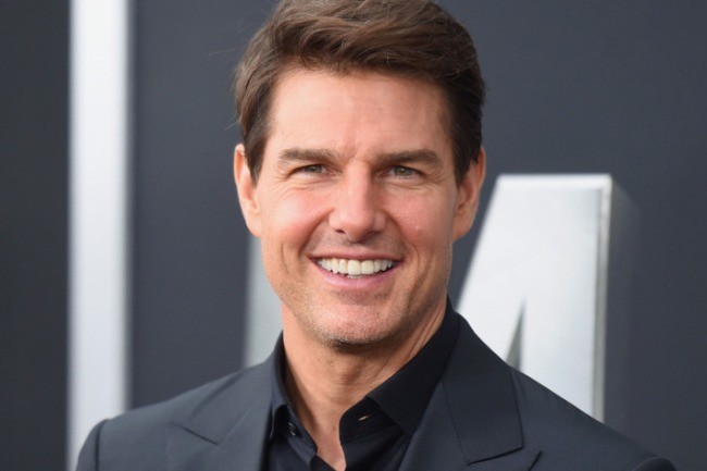 1. Đứng đầu danh sách là nam diễn viên, nhà sản xuất phim nổi tiếng Tom Cruise. Mặc dù sinh năm 1962, nhưng tuổi tác chưa bao giờ là vấn đề với  người đàn ông đẹp trai nhất hành tinh này. Vẻ ngoài quyến rũ và nam tính của anh vẫn luôn khiến cho phụ nữ khắp thế giới điên cuồng và mê mẩn. Ngoài ra, anh là diễn viên giàu nhất thế giới.