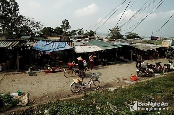  Chợ Trụ ở xã Hưng Hòa (TP. Vinh) nằm bên đường ven sông Lam, chợ được hình thành từ lâu đời, là trung tâm mua bán của người dân trong xã. Ảnh: Lê Thắng