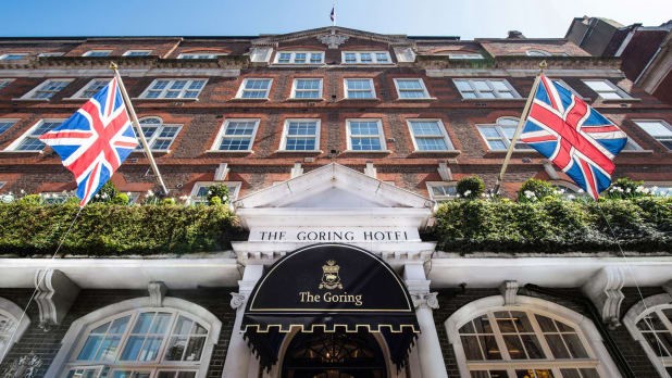 The Goring: Kể từ khi mở cửa lần đầu tiên vào năm 1910,  khách sạn gia đình lâu đời nhất của London – The Goring – được điều hành bởi bốn thành viên của gia tộc Goring. Nội thất còn lại đến nay đem đến vẻ ngoài khoáng đạt và đương đại. Cùng sự giúp đỡ từ một số nhà thiết kế nổi tiếng như David Linley, Nina Campbell... The Goring càng nổi bật với phong cách sang trọng xứ sương mù. Sự kết hợp khá cầu kỳ nhưng vẫn mang đặc trưng riêng của một ngôi nhà nước Anh. Khách sạn từng được nữ hoàng Elizabeth phong danh hiệu đã phục vụ tốt các thành viên của Hoàng Gia (Royal Warrant of appointment) vào năm 2013 và đây cũng là nơi có khu vườn tư nhân lớn thứ hai London (sau Cung điện Buckingham).