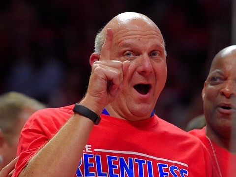 10. Steve Ballmer, cựu CEO của Microsoft. Tài sản ròng: 38,5 tỷ USD. Ballmer hiện đang sở hữu Los Angeles Clippers của NBA.