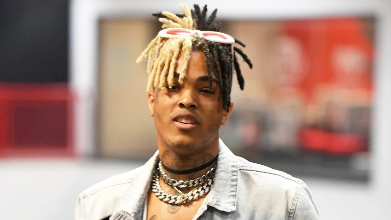 XXXTentacion: Mới đây, làng nhạc thế giới trải qua cơn rúng động trước cái chết thương tâm của rapper, nhạc sĩ 20 tuổi XXXTentacion. Theo điều tra, anh bị bắn chết khi đang ngồi trong xe hơi ở Miami, Florida, Mỹ. Hiện, thủ phạm gây ra vụ án vẫn chưa được xác định nhưng các nhân chứng phát hiện có hai kẻ tình nghi đã rời khỏi hiện trường ngay sau đó.