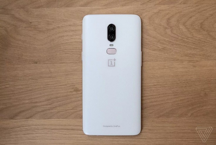 Màu trắng Silk White của chiếc OnePlus 6 được trang ZDNet bình luận là một trong những màu đẹp nhất từ trước đến nay. Mặt lưng máy trông giống mặt bàn bằng đá cẩm thạch với cảm biến vân tay và camera.