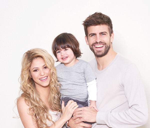 Shakira Shakira chính là vợ của hậu vệ Gerard Pique, đội tuyển Tây Ban Nha. Shakira kể lại rằng cô đã gặp Gerard Pique lần đầu tiên khi đi thu âm bài hát “Waka Waka (This Time For Africa)” trong World Cup 2010 và ngay lập tức trúng tiếng sét ái tình với anh chàng. Mặc dù Shakira hơn Gerard đến 10 tuổi, cặp đôi đã ở bên nhau 8 năm và có 2 nhóc tì vô cùng đáng yêu và kháu khỉnh.