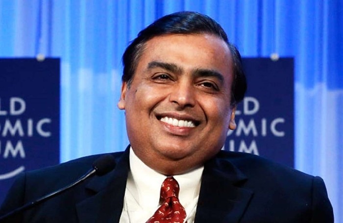 Vị tỷ phú giàu nhất Ấn Độ hiện sở hữu khối tài sản trị giá 44,3 tỷ USD. Mukesh Ambani là Chủ tịch kiêm Giám đốc điều hành Reliance Industries – tập đoàn đa ngành lớn thứ hai Ấn Độ với giá trị vốn hóa hơn 100 tỷ USD. Ngoài khối tài sản kếch xù, Mukesh Ambani cũng nổi tiếng vì “chơi trội” khi cho xây dựng  ngôi nhà riêng đắt nhất thế giới. Tư dinh của Ambani được gọi tên là Antilia, cao 27 tầng ở giữa thủ đô Mumbai. Chủ nhà đã thuê đến 600 nhân viên chỉ để phục vụ và vận hành ngôi nhà.