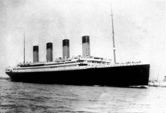 Năm 1912. Con tàu vượt đại dương lớn nhất thế giới “Titanic” trong chuyến ra khơi đầu tiên đã va vào tảng băng trôi và bị đắm. Hơn 1.300 người thiệt mạng trong vụ tai nạn hàng hải nghiêm trọng này. Trước đó đã có nhiều tiên đoán về thảm kịch được đưa ra trước khi Titanic ra khơi.