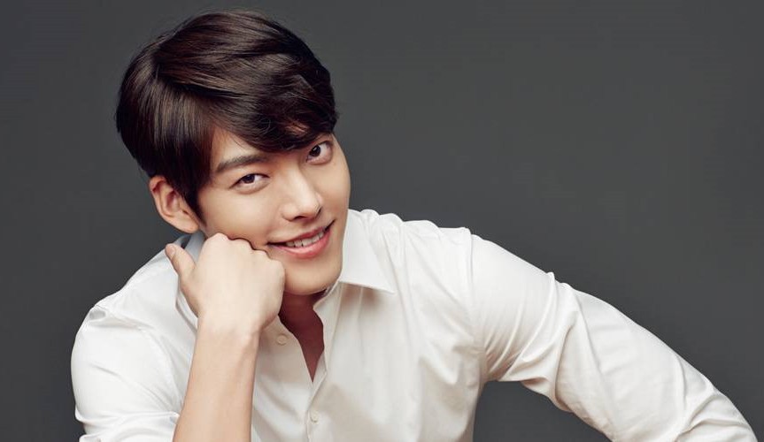 Kim Woo Bin: Nam diễn viên 29 tuổi được phát hiện mắc căn bệnh ung thư vòm họng vào tháng 5/2017. Anh thường bị chảy máu mũi và cổ sưng to trước khi phát hiện mắc bệnh hiểm nghèo. Cơ hội chữa trị dứt điểm căn bệnh của Kim Woo Bin được cho là khá cao do anh mới bị ung thư giai đoạn đầu.