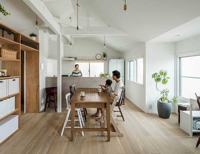 Tọa lạc tại thành phố Suita, quận Osaka, Nhật Bản,  căn nhà hai tầng có tổng diện tích 91 m². Khu vực xung quanh là một vùng đất mới phát triển và có rất nhiều ngôi nhà được xếp liền kề nhau mọc lên.