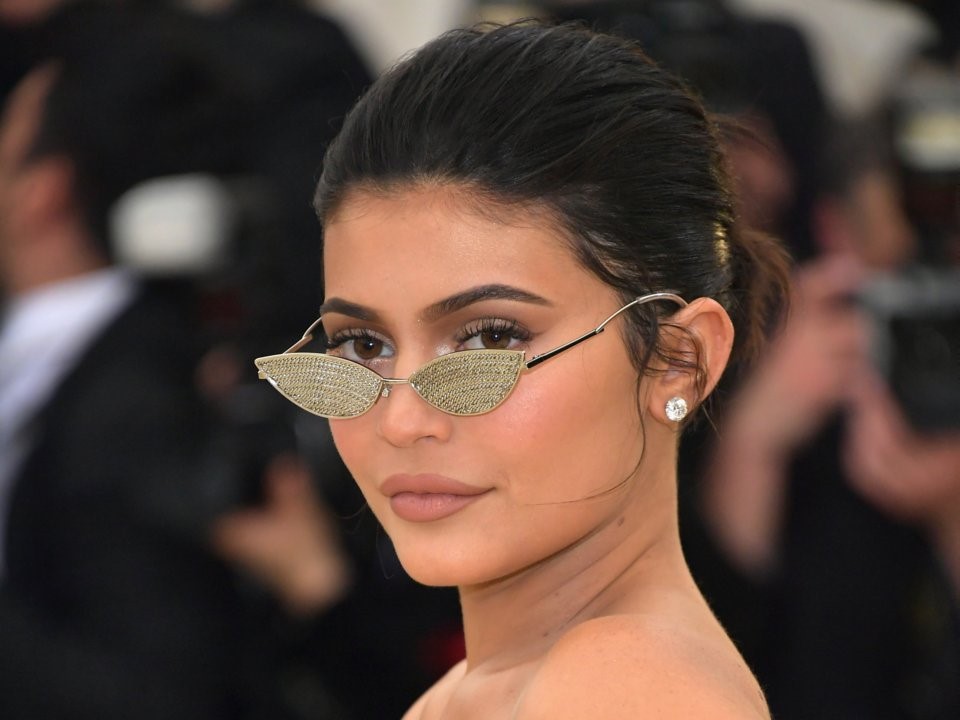 21 tuổi: Kylie Jenner Tổng giá trị tài sản: 850 triệu USD Quốc gia: Mỹ Nguồn gốc tài sản: tự thân Vị trí: CEO, Kylie Cosmetics