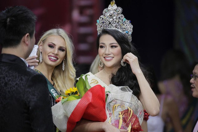 Dành ngôi vị cao nhất tại Miss Earth 2018 ,  hoa hậu Phương Khánh nhận được rất nhiều sự quan tâm của công chúng bởi cô là người Việt Nam đầu tiên giành vương miện ở một trong 6 cuộc thi nhan sắc lớn nhất hành tinh. Mới đây hình ảnh thời Phương Khánh còn là cô gái tuổi “vị thành niên” chụp hình cùng với người đẹp Ngọc Trinh xuất hiện dày đặc trên mạng xã hội khiến khán giả bàn tán về sự thay đổi nhan sắc của cô. Không ít người đặt nghi vấn cô đã nhờ đến phẫu thuật thẩm mỹ để có sự lột xác về ngoại hình như hiện tại. Trước tin đồn này, Phương Khánh vẫn không hề lên tiếng.