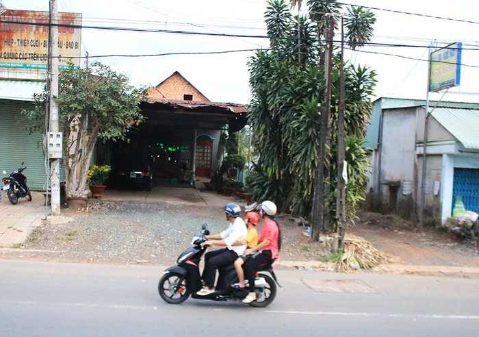 Nhà  cầu thủ Hồng Duy nằm trên Quốc lộ 13 (Thị trấn Chơn Thành, huyện Chơn Thành, tỉnh Bình Phước).