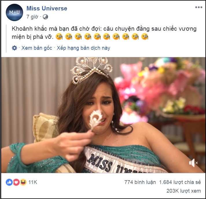 Mới đây, fanpage chính thức của cuộc thi Miss Universe - Hoa hậu Hoàn vũ đăng tải đoạn clip thu hút sự chú ý về đương kim hoa hậu Catriona Gray. Trong clip, mỹ nhân Philippines phân trần về việc làm vỡ chiếc vương miện Mikimoto - được xem là tuyệt phẩm vương miện trên thế giới. "Điều mà tôi thích nhất ở các buổi diễu hành là ở đó có ban nhạc di động, kèn trống khiến bạn muốn nhún nhảy. Thế là tôi nhảy theo, nhưng tiếc là tôi không phải là người nhảy giỏi cho lắm. Và thế là... Tôi phải tự thú rằng (giơ mảnh vỡ vương miện lên) vương miện Mikimoto trông hơi khác so với hồi trước nhỉ. Kết cục của màn nhảy nhót của tôi đấy (cười). Tôi thực sự rất lấy làm tiếc", Catriona tâm sự.