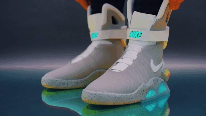 Nike Air Mag Back To The Future (26.000 USD): Tính năng tự thắt dây của đôi sneakers này đã khiến những ai thích phim viễn tưởng "phát cuồng". Nike trình làng mẫu giày này vào năm 2016 và chỉ bán 89 đôi trên toàn thế giới. Lấy cảm hứng từ thế giới tương lai, Nike hợp tác với Quỹ Michael J. Fox nỗ lực nghiên cứu để tìm ra giải pháp cho người bệnh Parkinson, giày tự thắt dây có thể là bước tiến đầu tiên. Ảnh: Nike, Pinterest.