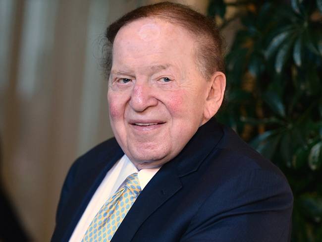 Sheldon Adelson là tỷ phú 85 tuổi đứng sau  đế chế sòng bạc lớn nhất thế giới Las Vegas Sands. Las Vegas Sands đang vận hành nhiều cơ sở kinh doanh sòng bạc như: Venetian Las Vegas, Palazzo Las Vegas, Sandy Macao, Marina Bay Sands ở Singapore, Sands Bethlehe... Ông là con trai một tài xế taxi ở Boston, Mỹ. Công việc đầu tiên của ông từng làm là bán báo, bán quảng cáo trên các tạp chí và làm phóng viên tòa án.