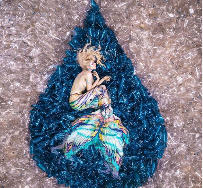 1. “Mermaids Hate Plastic” “Ô nhiễm rác thải nhựa là một chủ đề đã nhắc đi nhắc lại rất nhiều lần, vì vậy tôi cần phải tìm cách để làm mới và khiến nó thú vị hơn”, nhiếp ảnh gia Benjamin tiết lộ. Mục tiêu của dự án “Mermaids Hate Plastic” là truyền cảm hứng cho mọi người tái sử dụng rác thải nhựa. Rất nhiều tình nguyện viên đã tham gia dự án này bằng cách chuẩn bị khoảng 10.000 chai nhựa đã qua sử dụng để tạo hình cho tác phẩm.