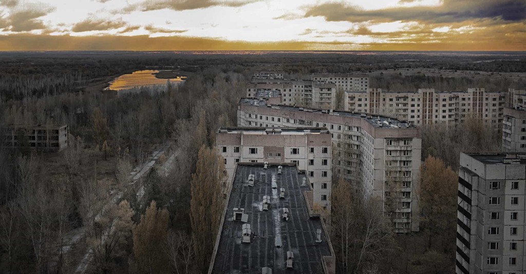 Vụ nổ lò phản ứng tại nhà máy điện hạt nhân Chernobyl (Ukraine) vào tháng 4/1986 đã để lại vết sẹo lớn cho thành phố Pripyat suốt hơn 30 năm qua. Thảm họa hạt nhân kinh hoàng từng biến nơi đây trở thành miền đất chết khi toàn bộ cư dân được di tán và tái định cư, thành phố bị bỏ hoang vì nhiễm phóng xạ cao. Ảnh: Shuttertock.