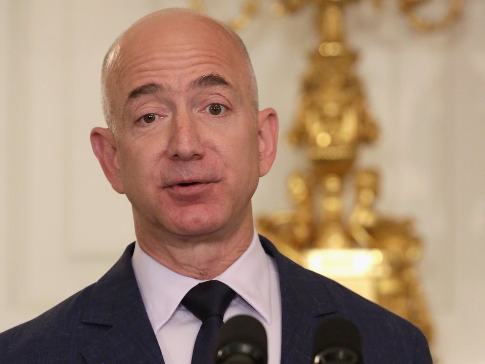 Giám đốc điều hành Amazon Jeff Bezos, người giàu nhất thế giới sở hữu một máy bay riêng thông qua công ty Poplar Glen của ông.