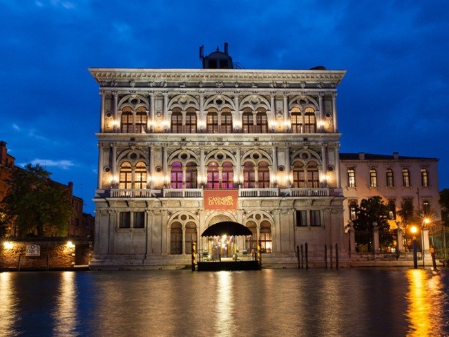 Casinó di Venezia ở Venice, Italia khai trương năm 1638 là sòng bạc đầu tiên trên thế giới. Năm 1950, casino này được di dời từ vị trí ban đầu đến vị trí khác ở Venice, Italia. Hiện nó vẫn tồn tại đến ngày nay.