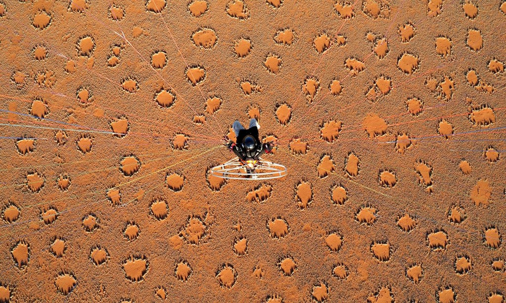 Sa mạc Namib (Namibia): Namib là sa mạc lớn nhất của Namibia, quốc gia thuộc châu Phi. Trên bề mặt sa mạc, hàng triệu vòng tròn rải rác và cách đều nhau. Cỏ ở viền vòng tròn có thể cao đến đầu gối nhưng lại không mọc phía trong ngay cả khi đất được bón phân. Mỗi vòng tròn có thể đạt đường kính từ 2-20 m và tuổi thọ 75 năm. Không ai biết nguyên nhân khiến chúng biến mất. Vùng đất xuất hiện vòng tròn kỳ lạ này trải dài trên quãng đường 1.800 km.