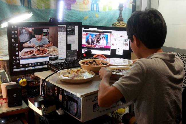 Mukbang là ngồi ăn trước webcam và phát trực tiếp, tương tác với người hâm mộ trong khi ăn. Trào lưu này xuất hiện ở Hàn Quốc đã giúp nhiều bạn trẻ kiếm tiền. Ví dụ, ngôi sao Mukbang BJ Patoo từng có đêm kiếm được 1500 USD (~34,8 triệu đồng).