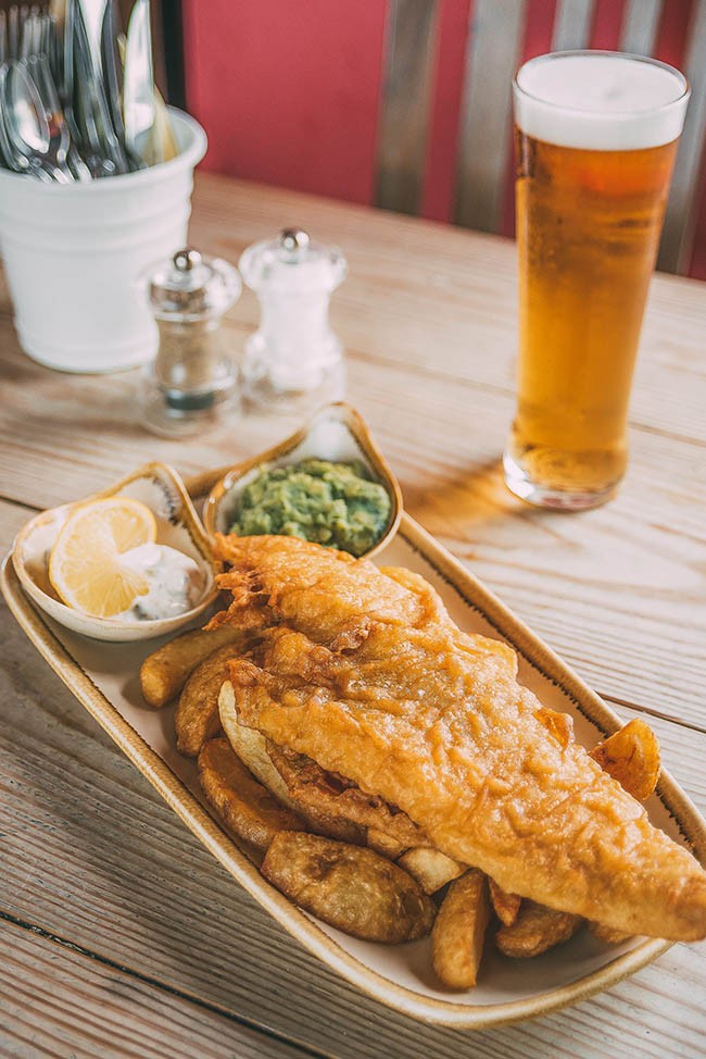 1. Fish and Chips Đây được coi là món ăn phổ biến nhất trong tất cả các bữa ăn của Anh và được khá nhiều người thích. Những con cá được bọc bởi lớp bột chiên giòn rụm, ăn kèm với khoai tây chiên.