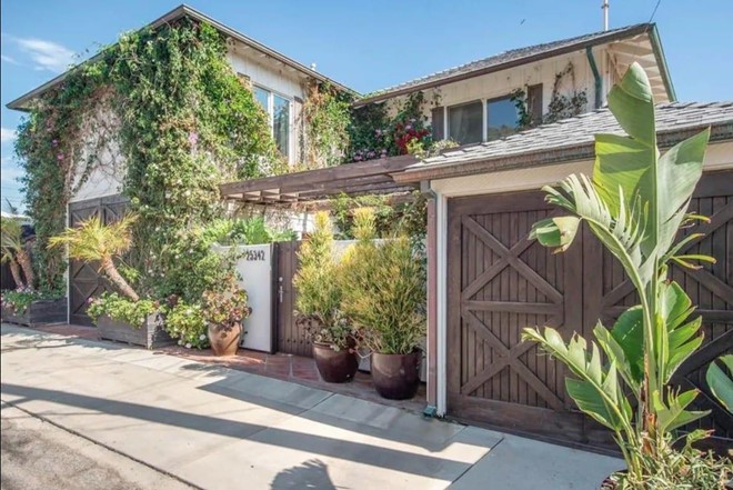 Biệt thự nằm bên bờ biển Malibu, bang California (Mỹ), có diện tích gần 410 m2 với 4 phòng ngủ và 3 phòng tắm.