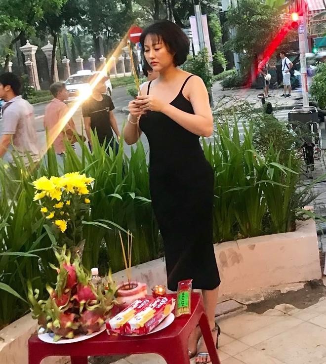 Mới đây, Phi Thanh Vân chia sẻ hình ảnh cúng khai máy phim điện ảnh đánh dấu sự trở lại của cô sau thời gian tập trung kinh doanh. Điều mọi người bàn tán nhất lại là việc nữ diễn viên mặc đầm hai dây gợi cảm đứng cúng Tổ nghề. Theo khán giả, Phi Thanh Vân mặc không phù hợp khi đứng thắp hương, cúng Tổ nghề. Trả lời về những đánh giá của khán giả, cô nói: "Việc cúng tại đoàn phim trong ngày khai máy là việc không thể thiếu. Và mọi người mặc quần áo đi quay như thế nào thì vào cúng như vậy, không giống như khi vào chùa cúng. Ai không hiểu về nghề mình thì đừng tranh luận".