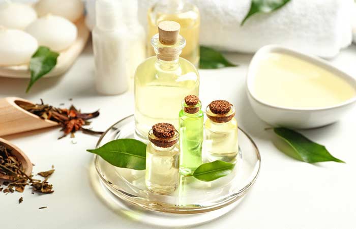 Tinh dầu trà xanh - Nhỏ 15 giọt tinh dầu trà xanh vào 30ml dầu dẫn (dầu dừa hoặc dầu jojoba), sau đó xoa hỗn hợp này lên da đầu và toàn bộ mái tóc, để ít nhất 1 tiếng rồi gội sạch. “Đắp mặt nạ” này 2-3 lần/tuần cho mái tóc của bạn.