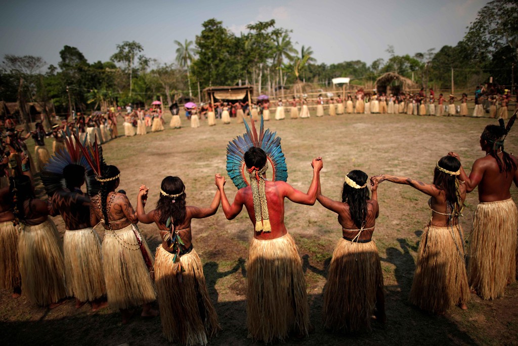 Ở làng Feijo, phía tây Brazil gần biên giới Peru, người bản địa từ bộ lạc Shanenawa nhảy múa quanh vòng tròn cầu cho các đám cháy rừng chấm dứt.