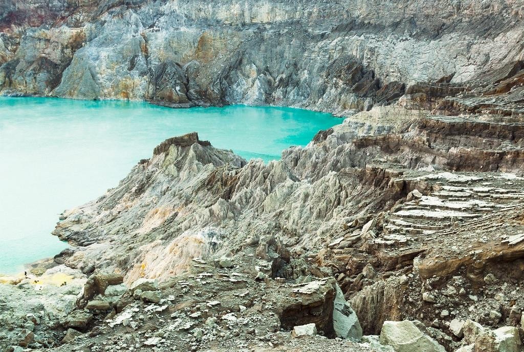 Hồ Kawah Ijen (Indonesia): Thuộc huyện Banyuwangi, Đông Java, Indonesia, hồ Kawah Ijen nằm trên miệng núi lửa cao 2.148 m so với mực nước biển. "Vũng nước" màu xanh ngọc bắt mắt này có đường kính 722 m, sâu 200 m và thể tích 36 triệu m3. Được mệnh danh là hồ axit tự nhiên lớn nhất thế giới, nơi đây hàng năm thu hút đông đảo du khách ghé thăm. Ảnh: Ijen Volcano Tour.