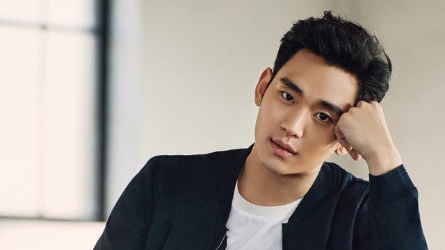 Kim Soo Hyun sinh ngày 16/2/1988. Anh bắt đầu lấn sân màn ảnh vào năm 2007 với phim sitcom Kimchi Cheese Smile. Nhờ vai diễn trong bộ phim ca nhạc Dream High, anh bắt đầu nhận được sự quan tâm từ phía công chúng. Kim Soo Hyun bắt đầu bước trên con đường trở thành sao hạng A của làng giải trí Hàn Quốc nhờ bộ phim đình đám Mặt trăng ôm mặt trời năm 2012 và Vì sao đưa anh tới năm 2014. Diễn xuất tuyệt vời và khuôn mặt điển trai với phong thái nghiêm túc nhưng quyến rũ lạ thường, sự thu hút của Kim Soo Hyun là điều khó có thể cưỡng lại.