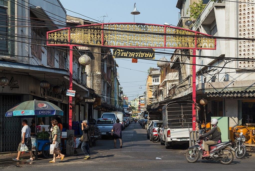 Xuất hiện vào triều đại vua Chulalongkorn (Rama V) cuối thế kỷ 19, Woeng Nakhon Kasem được xem là trung tâm thương mại đầu tiên ở Bangkok. Trong hơn 100 năm, chợ nhanh chóng phát triển và trở thành thị trường mua bán rộng lớn. Hiện nay, nằm trong phố người Hoa sầm uất ở quận Samphanthawong, Bangkok, chợ ngày càng trở nên nổi tiếng. Ảnh: Wikimedia Commons.